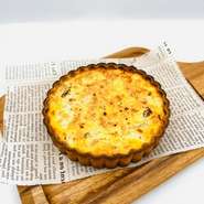 テイクアウト用に焼き上げたタルトキッシュの5号ホールです。