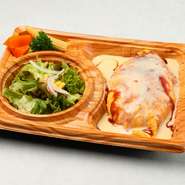 シンプルな卵をくるんだオムライスに、当店オリジナルクアトロチーズソースとデミグラスソースで食べるのが一期流。