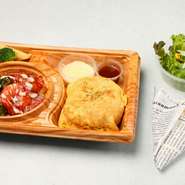 デミチーズオムライスと、プリプリと食べ応えのあるエビを使用したチーズエビチリとのセットです。