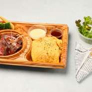 デミチーズオムライスと、赤身肉のしっかりとした味わいが感じられるローストビーフとのセットです。