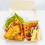 米粉を使って焼き上げた自家製のもちもちワッフルに、韓国式のザクザクフライドチキンをたっぷりのメープルシロップでお召し上がりください。