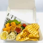 白身魚のフライに、クリスピーポテトのセットです。おつまみにピッタリです。