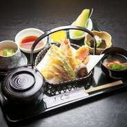 おつきあいで寿司屋に来たものの、生ものは苦手という人には、この『天ぷら膳』がおすすめ。充実の内容に100円をプラスすれば、吸い物をうどんかそばに変更できボリューム感もたっぷりです。