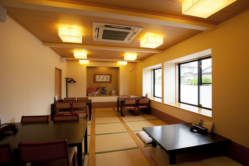 大きな窓が開放感のある、ゆったりとした空間のお座敷