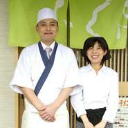 中心は大将と女将。4世代の家族が同居していて、忙しい時には力を合わせてお店をやっているのだとか。