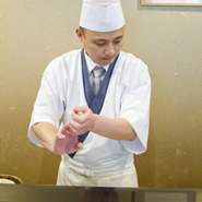 カウンターの冷ケースに入ったネタを見ながら目でも楽しめ、好きなオーダーができます。