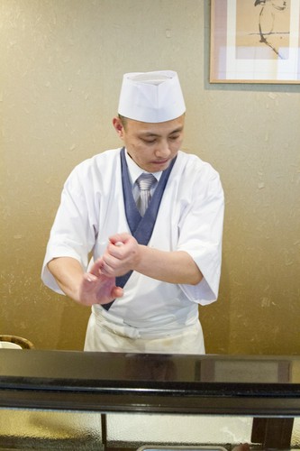 目の前で大将が心をこめて握ってくれる姿は圧巻です