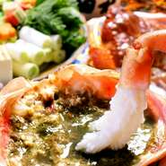 店の水槽から、生きた蟹をその場でさばいた蟹しゃぶは絶品
蟹しゃぶは15秒で食べれます。
鍋に入れた瞬間に、身が花が咲いたようにになりその場で食べても甘い！！
コースは2人前からお願いいたします。