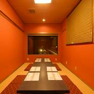 1Fはカウンター・個室、2Fには最大30名様までご利用可能なお座敷もご用意しています。ライトアップされた梅の橋を眺めながら美味しいお料理・お酒とともに楽しいひと時をお過ごしいただけます。