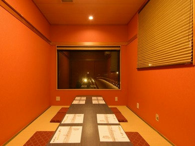 趣きのある店内から見える浅野川に佇む梅の橋の眺めは最高です。