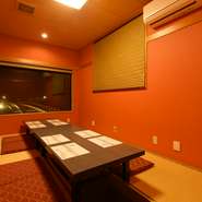 東山・ひがし茶屋街からすぐの浅野川に静かにたたずむ梅の橋。その梅の橋の風景を眺めながらのお食事はより趣のあるひと時へと誘います。趣きのある静かな店内で、美味しい料理とお酒を楽しんでいただけます。