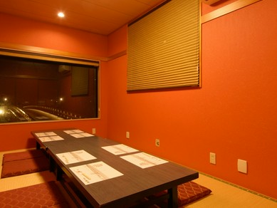 1階の個室は最大6名様までご利用可能です。