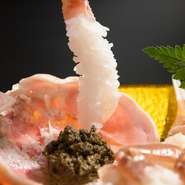 鮮度の良い生の蟹カニをさばいています。一番人気です。
※漁によっては提供できない場合もございます