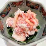わかめとキュウリの上に生のカニ身をふんだんに盛ってあります。