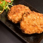 ここでしか食べられないおすすめの一品です。生のカニを使っているのでとても濃厚な味、そのためソースはかけません。