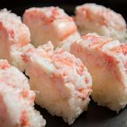 蟹をたっぷり使った手押し寿司。自慢の蟹をたっぷりつかった手押し寿司。蟹の旨味を存分に味わえる、人気の一品です。
