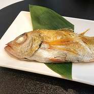 魚名はアカムツですが喉が黒いのでのどぐろと呼ばれています。脂がのり柔らかく、甘い身は絶品です。