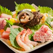旬の魚介類を贅沢に楽しめる一皿。季節によって内容は異なりますので、その時々のラインナップをお楽しみください。
※二人前：4,600円