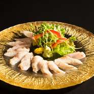 魚名はアカムツですが喉が黒いのでのどぐろと呼ばれています。脂がのり柔らかく、甘い身は絶品です。ワサビ醤油と合います。