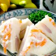 加賀料理、蕪にぶりを挟んで麹で発酵させた漬物。