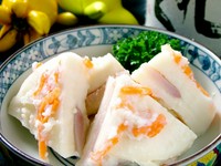 加賀料理、蕪にぶりを挟んで麹で発酵させた漬物。