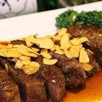 品薄のためステーキ専門店でもあまり入らない肉です。美味しい脂で、とても柔らかく箸で軽く切れます。