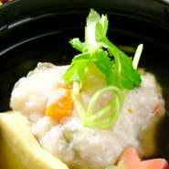 蓮根の蒸し物にあんをかけて仕上げた加賀料理です。