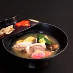 治部煮とは石川県の郷土料理です。鴨肉やすだれ麩、季節の野菜などを甘辛く煮たもので、とりみがあります。