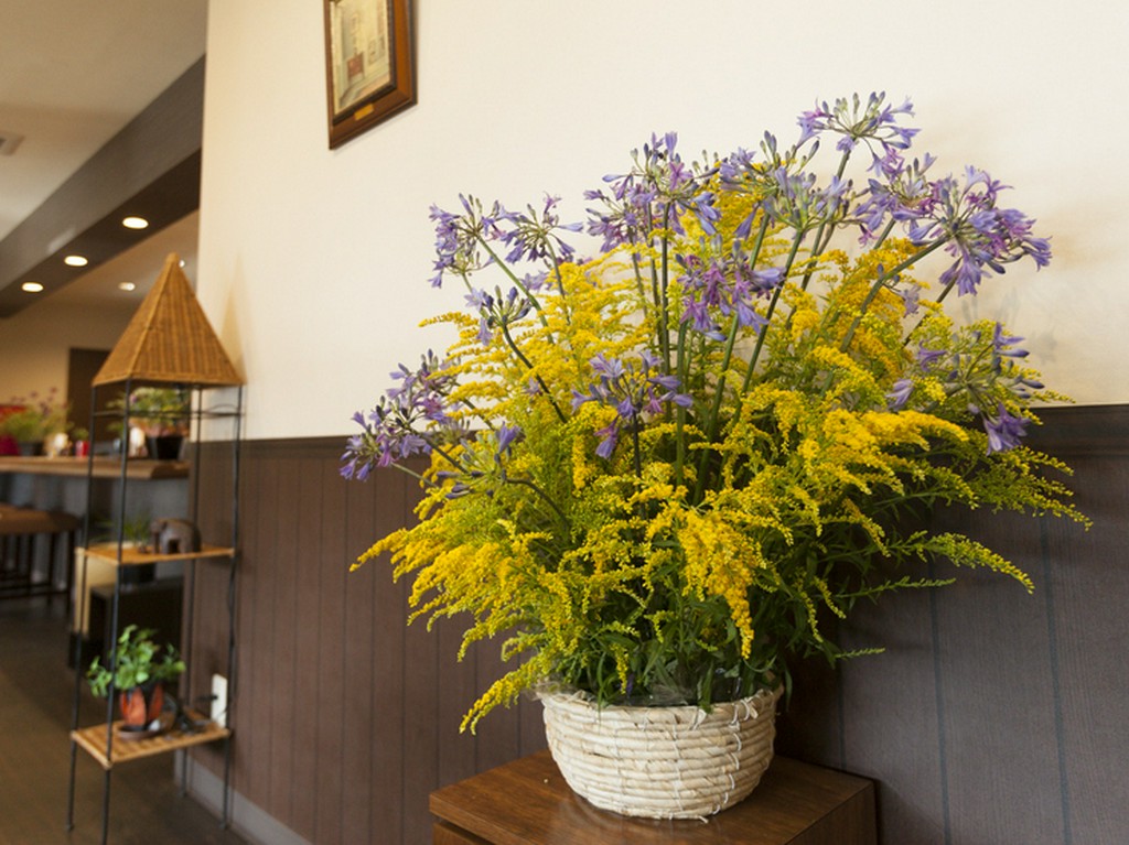 青森の季節を店内でも感じさせてくれる花々