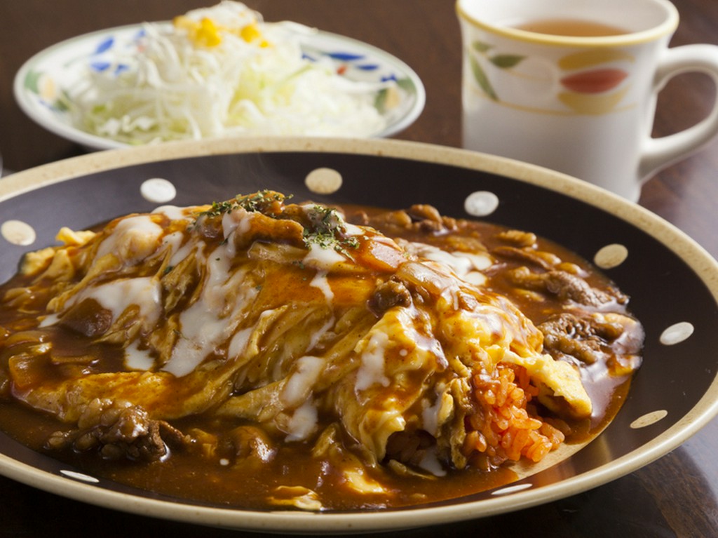 とろけるような美味しさが魅力の『けやき特製オムライス』