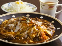 とろけるような美味しさが魅力の『けやき特製オムライス』