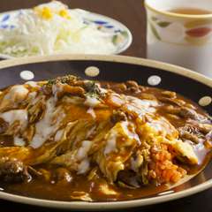 とろけるような美味しさが魅力の『けやき特製オムライス』