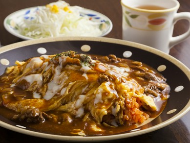とろけるような美味しさが魅力の『けやき特製オムライス』