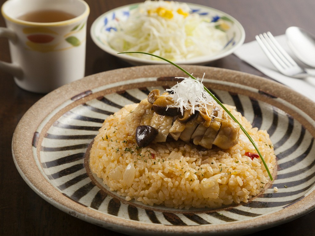 ピラフにチキン、スープとサラダも付いて大満足！