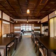 もちろん店内も期待を裏切らない極上空間です。こんな場所でのパーティーなら非日常の中にどっぷり浸れそう。落ち着いた和のしつらえと美しいイタリア料理の融合が、大人たちの特別な時間を優雅に演出してくれます。