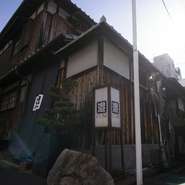 国の登録有形文化財指定「寺西家阿倍野長屋」は、宮大工の手で改修された築80年木造2階建て四軒長屋です。現在はこの店をはじめ飲食店やギャラリーとして活用され、さすがの風情といった外観。期待感も高まります。