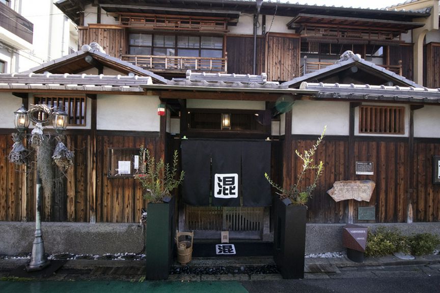 門をくぐると、時を忘れそうな風流な佇まいが出迎えてくれる