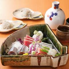 食材は全て天然物。新鮮な旬の魚で彩る『お造り盛り合わせ』