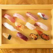 料理人自らが選ぶその日のおすすめのネタで。また、好みのネタで整えて貰うことも可能。