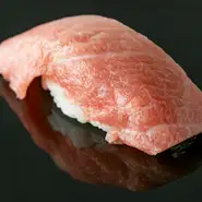 鮨には欠かせない食材。横浜市中央卸売市場まで直接赴いて仕入れています。天然ならではの美味しさを実感。