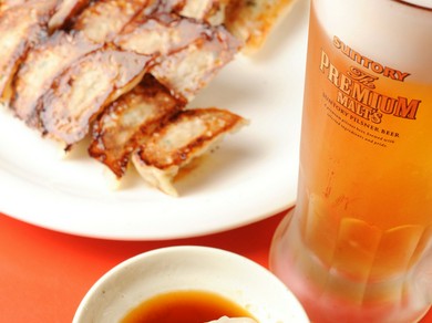 人気の餃子にビールの組み合わせが相性抜群!