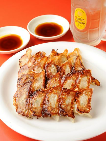 外はカリッと、中はジューシーな『秘伝の餃子』