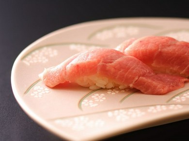 店主自ら毎朝市場へ赴き、厳選された新鮮な魚貝を仕入れています