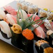 特上寿司に旬のネタ7貫が盛り込まれた、寿司通も納得の魅力満載のメニュー。【寿司こうや】の自慢の一品。