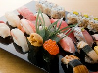 特上寿司に旬のネタ7貫が盛り込まれた、寿司通も納得の魅力満載のメニュー。【寿司こうや】の自慢の一品。
特上＋旬のネタ七貫、汁物
