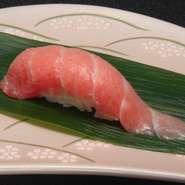 店主自ら毎朝市場へ赴き、厳選された新鮮な魚貝を仕入れています