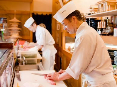 料理に合う地酒を常時40〜50種類用意しています