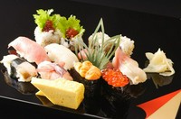 大とろ、ひらめ、中とろ、あわび、ほっき、生えび、うに、いくら、たまご、巻物、汁物