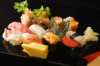 中とろ二貫、ひらめ、あわび、白身、生えび、うに、いくら、たまご、まぐたく巻き、汁物