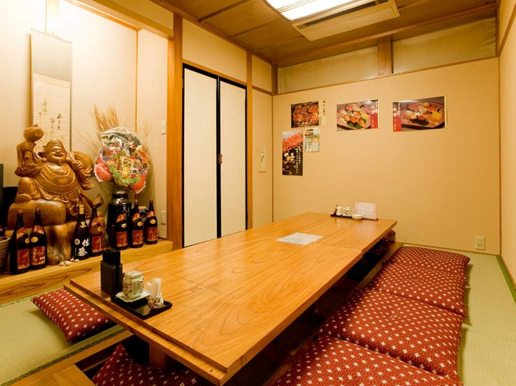 家族でゆっくりくつろげる個室も人気があります